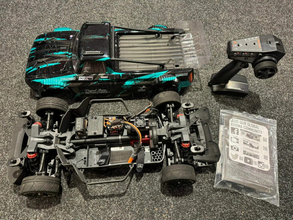 arrma 1/8 infraction 4x4 3s blx 4wd all road street bash resto mod truck rtr teal in een zeer nette staat met 1 jaar garantie!