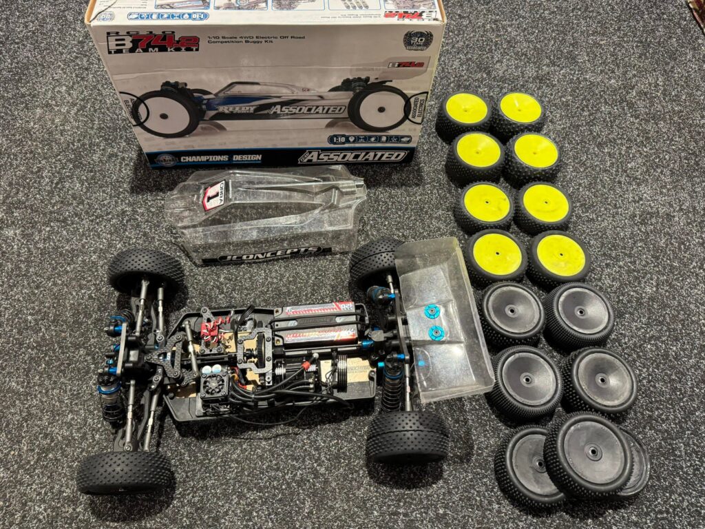 team associated b74.2 team kit + hobbywing xr10 pro + hobbywing 6.5t motor + team corally lipo accy + verschillende banden (in een nette staat)!