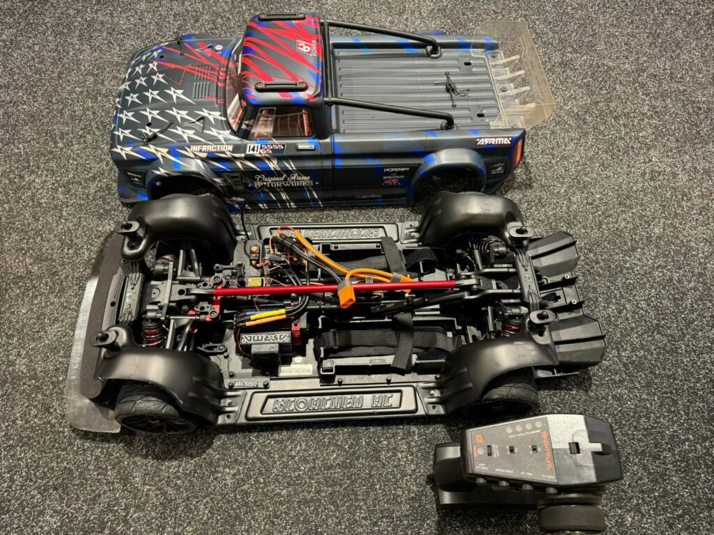 arrma infraction 2020 v2 6s blx 1/7 brushless street basher 4wd rtr in een nette staat met scorched rc body delen!