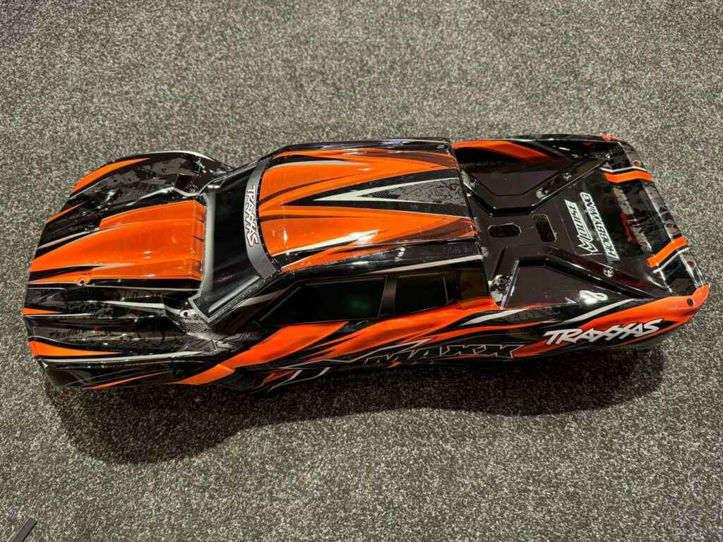 traxxas x maxx 8s body in een zeer nette staat (zonder kooi van binnen)!