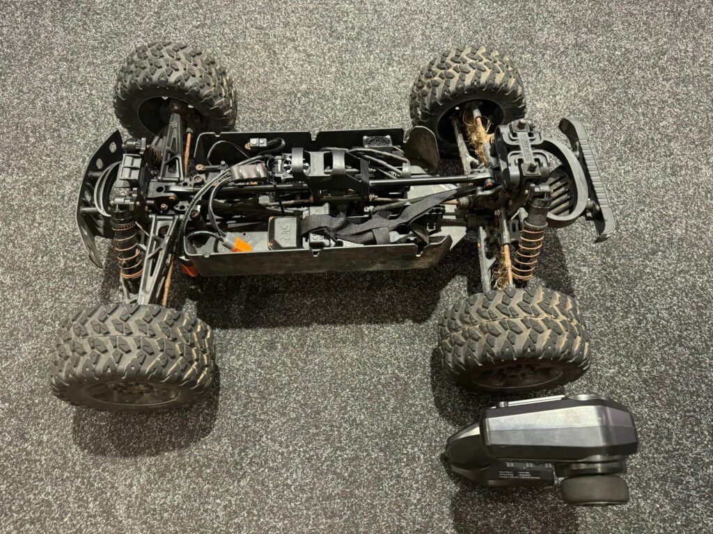 arrma 1/7 big rock 6s 4x4 blx monster truck rtr (2 uur jong) door het zout water gereden (compleet geroest / geen garantie / leuk voor de hobbyist)!