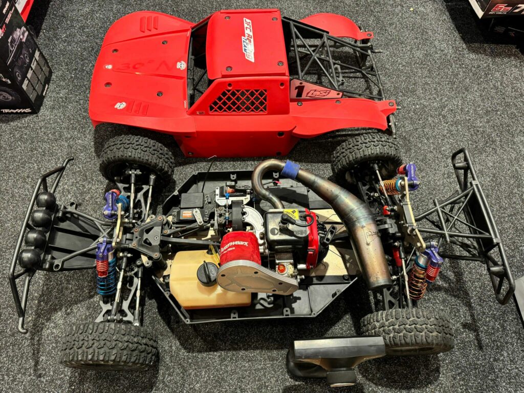 losi 5ive 1/5 2 tankt brandstof rc auto met futaba zender + 34cc obr motor + 2x 73kg digitale servo's + jfc racing killswitch + bigbore dempers etc