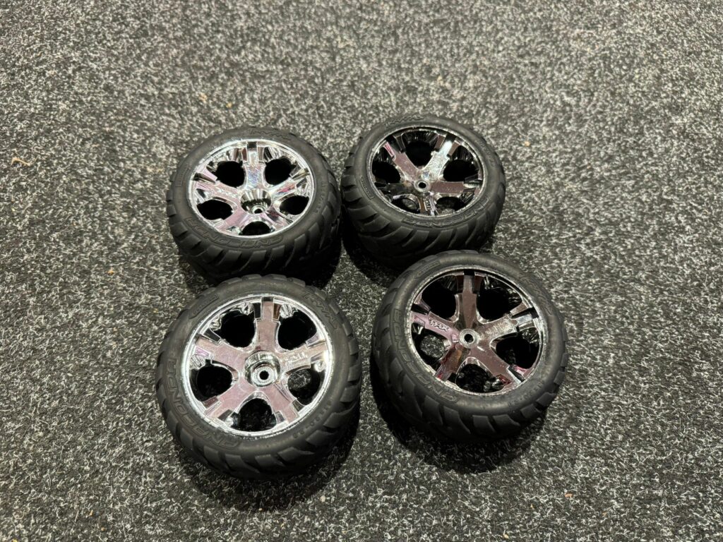 4x traxxas rustler onroad banden met 12mm wielmeenemers (gebruikt maar in orde)!