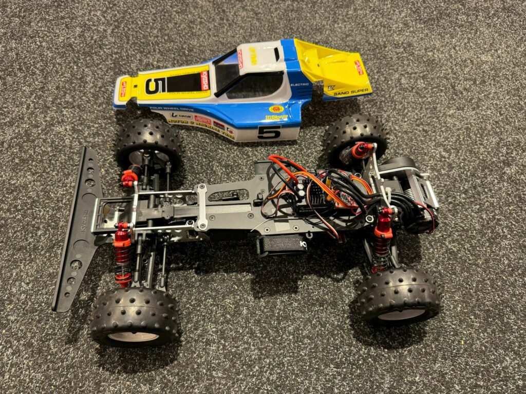 kyosho 2016 met hobbywing max10 motor en regelaar en traxxas tqi ontvanger (zonder zender) echt als nieuw!