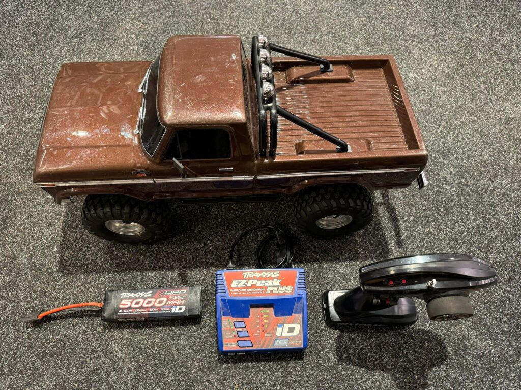 traxxas trx 4 ford f 150 truck 1979 high trail edition bruin + led set + traxxas ez peak lader + traxxas 5000mah 3s lipo batterij!