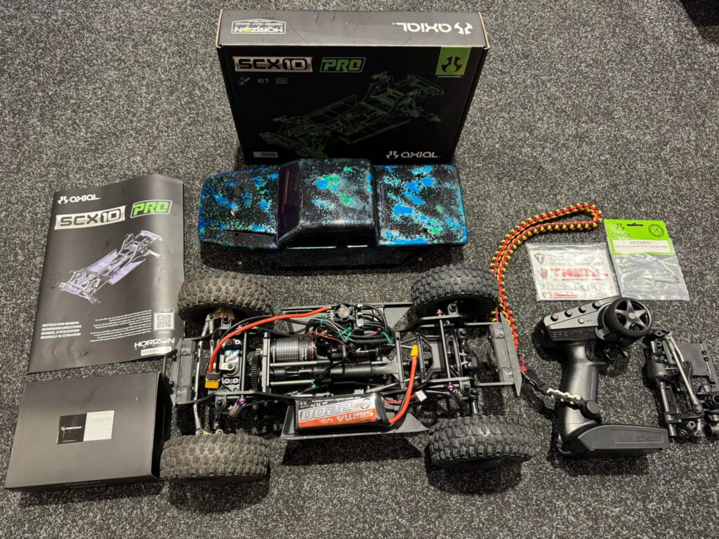 axial 1/10 scx10 pro scaler 4wd kit + hobbywing axe combo 2700kv + boomracing carbon probuild beadlocks + 30kg srt servo en nog veel meer echt als nieuw!