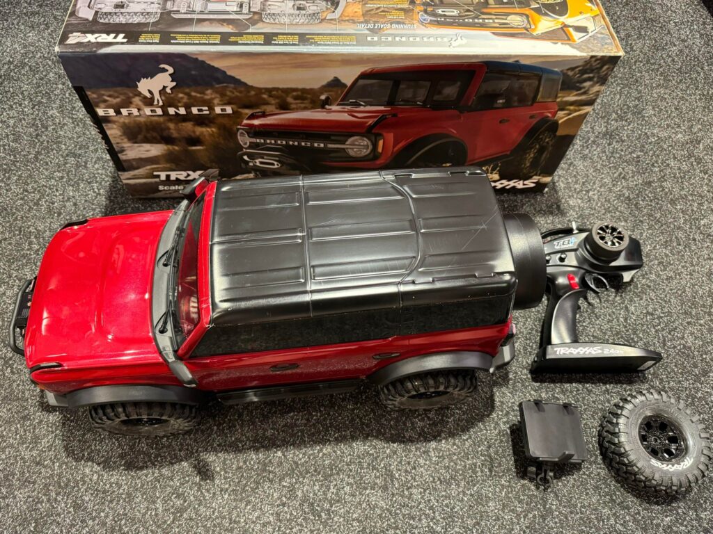 traxxas trx 4 2021 ford bronco crawler rtr rood + traxxas led set + traxas winch set + team associated ess dual + traxxas bluetooth module (auto is echt als nieuw met garantie)!