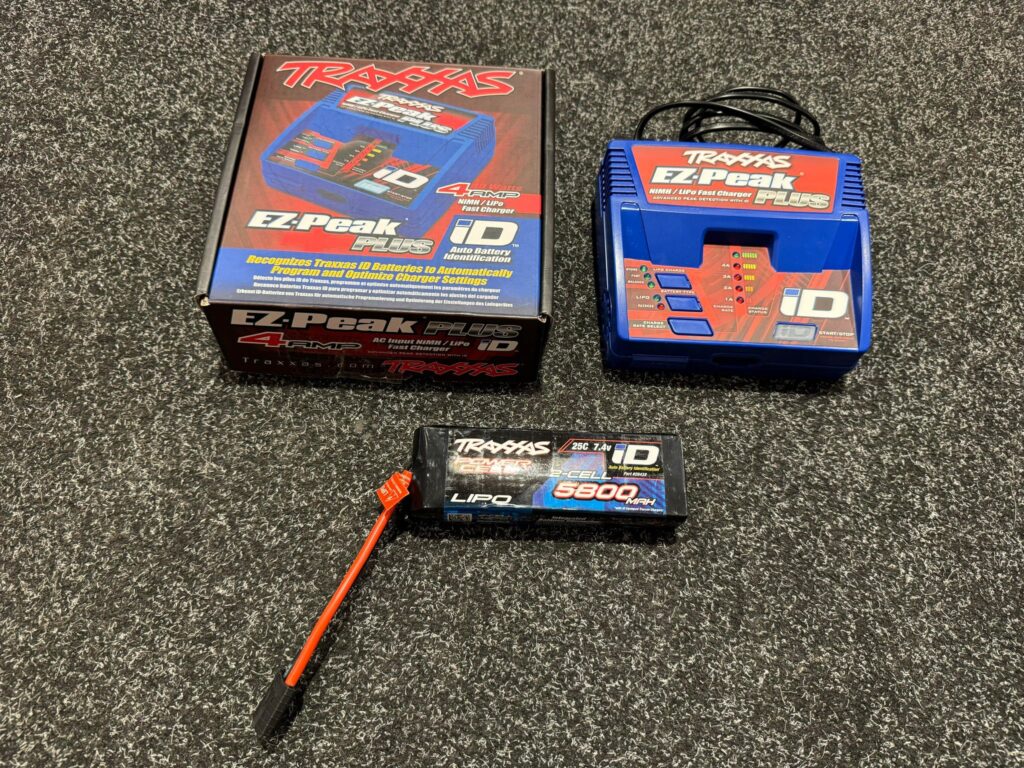 traxxas ez peak plus + traxxas 5800mah 2s lipo batterij (gebruikt maar in orde)!