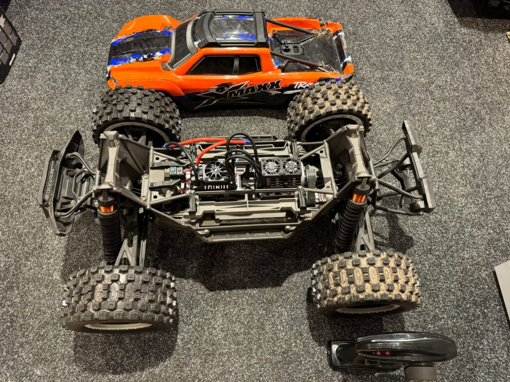 traxxas x maxx 8s (hobbywing max5 en hobbywing 1100kv motor) brushless monster truck rtr + proline badlands banden + wfo motorsteun + rpm onderdelen!