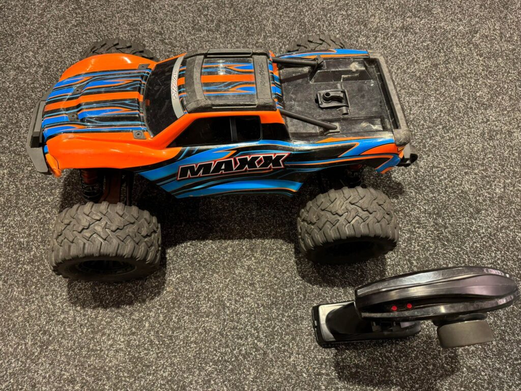 traxxas maxx v1 1/10 4s brushless monster truck tsm rtr in de kleur oranje met traxxas bluetooth module (gebruikt)!