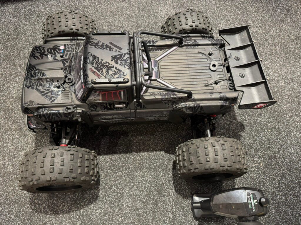 arrma 1/5 outcast 8s hobbywing 1100kv en max6 4wd extreme bash stunt truck black (exb) rtr in een goede staat met garantie!