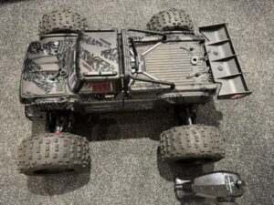 arrma 1/5 outcast 8s hobbywing 1100kv en max6 4wd extreme bash stunt truck black (exb) rtr in een goede staat met garantie!