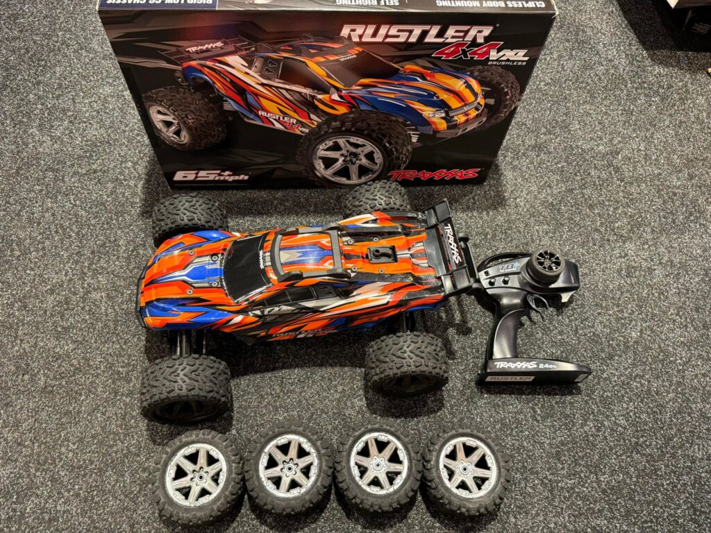 traxxas rustler 4x4 vxl brushless stadium truck rtr tsm 2.4ghz + 2x coolingfan + luxe aluminium dempers + traxxas brace + 2e set banden in een top staat!