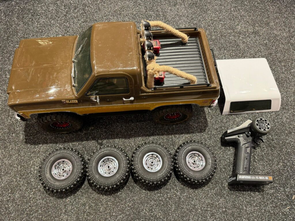 fms 1/10 chevrolet k5 blazer fcx10 scaler artr kit (rs version) + 2e set banden + aluminium velgen in een nette staat!