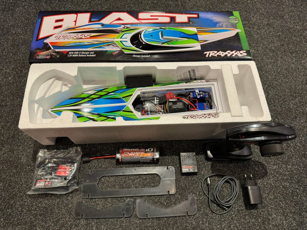 traxxas blast high performance race boat rtr 2.4ghz groen inclusief traxxas power pack en usb c lader (versie 2024) in een nette staat!