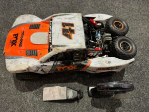 traxxas unlimited desert racer 4wd race truck rtr tsm 2.4ghz fox met tuning onderdelen (heeft wat aandacht nodig / leuk voor de hobbyist)!