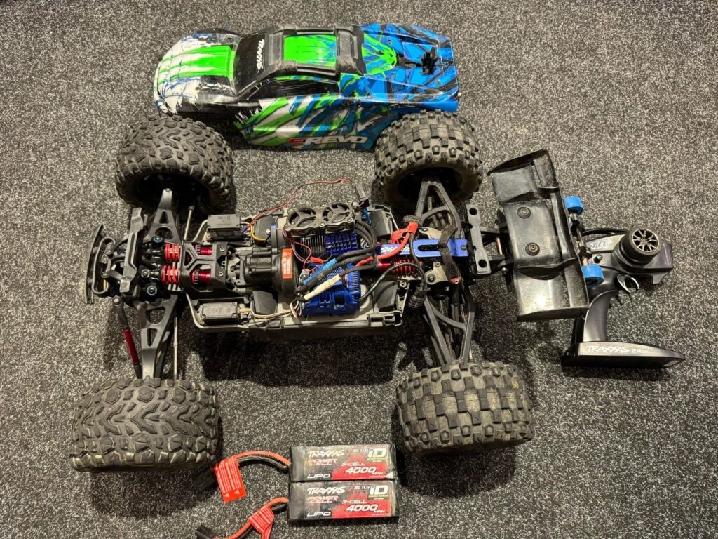 traxxas e revo 2 brushless monster truck rtr tsm 2.4ghz compleet met 2x traxxas 4000mah 3s lipo batterijen + wheelybar + voor en achter aluminium blokken+ coolingfan (opknapper)!