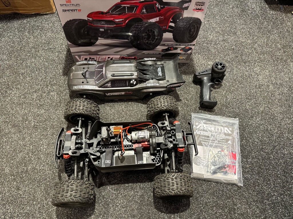 arrma 1/10 vorteks 4x2 boost mega 550 brushed stadium truck rtr gunmetal in een zeer nette staat!