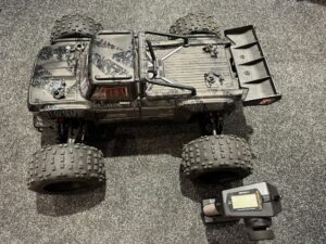 arrma 1/5 outcast 8s hobbywing 800kv + hobbbywing max5 + power hd 80kg servo + spektrum dx6c zender met otnvanger 4wd extreme bash stunt truck black (exb) rtr in een prima staat!