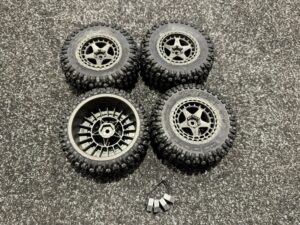 4x arrma senton 1/10 banden met velgen en meenemers 14mm echt als nieuw!