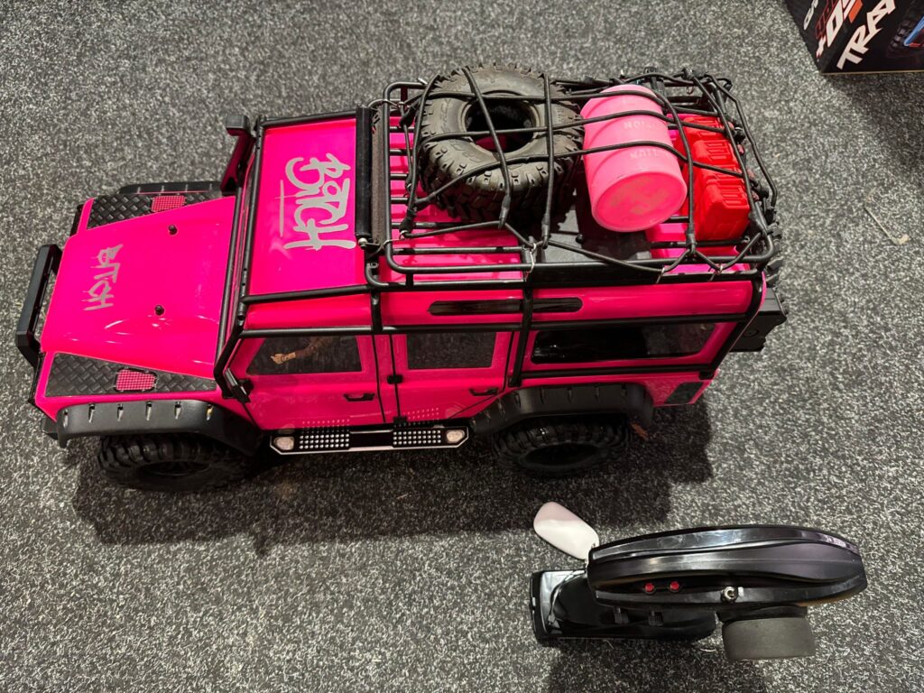 traxxas trx 4 defender rtr in de kleur roze met verschillende tuning onderdelen!