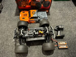 hpi savage x flux v2 1/8 4wd brushless monster truck rtr (versie 2023) + 2x hpi plazma 11.1v 5300mah lipo accu in een top staat!