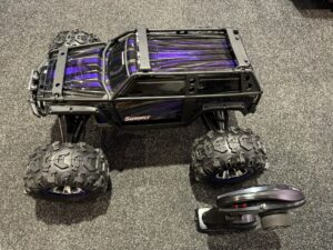 showroom opruiming (helemaal nieuw) – traxxas summit 1/8 met hobbywing brushless systeem compleet met body zonder zender en wat onderdelen!