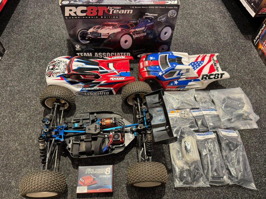 team associated rc8t 4wd wedstrijd truggy + nosram falcon 8 esc + brushless motor + servo + 2e body + veel extra onderdelen