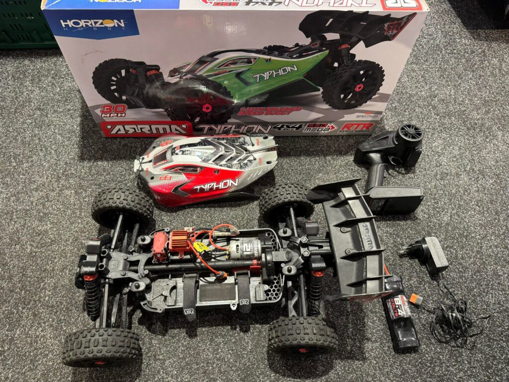 arrma typhon 4×4 1/8 mega 550 brushed speed buggy 4wd rtr in de kleur rood (gebruikt maar in orde)!