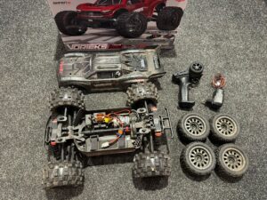 arrma 1/10 vorteks 4x2 boost mega 550 brushed stadium truck rtr met 2e set banden!