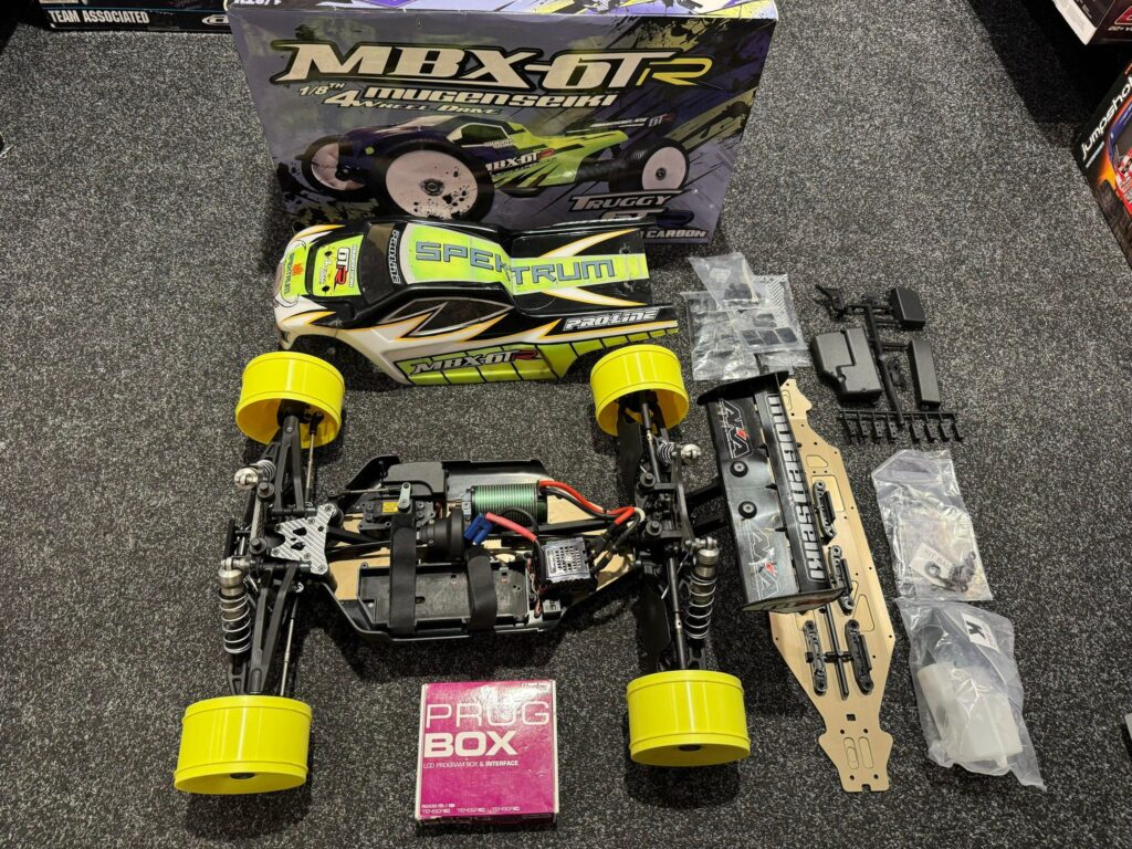 mugen seiki mbx 6tr 4wd wedstrijd truggy + castle creations motor + savox servo + hacker regelaar met kaart + veel extra onderdelen