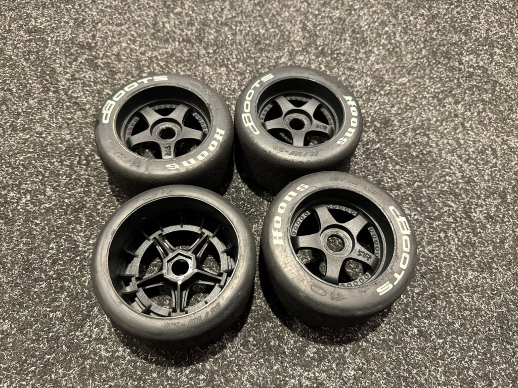 4x arrma 1/7 dboots hoons 53/107 gebruikt maar in een goede staat!