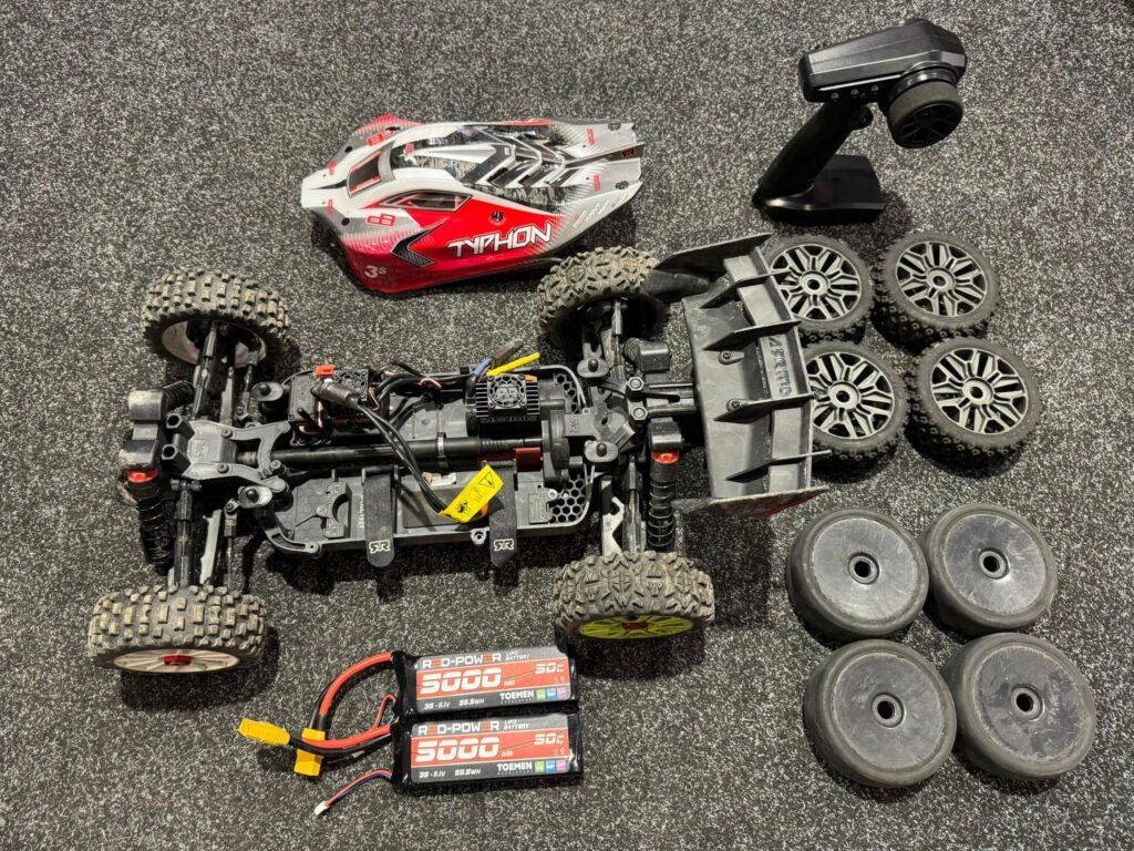 arrma typhon 4×4 3s blx brushless buggy rtr comnpleet met 2x 3s 5000mah lipo batterijen + 2 extra sets met banden!