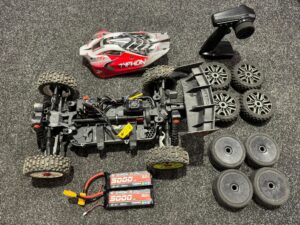 arrma typhon 4×4 3s blx brushless buggy rtr comnpleet met 2x 3s 5000mah lipo batterijen + 2 extra sets met banden!