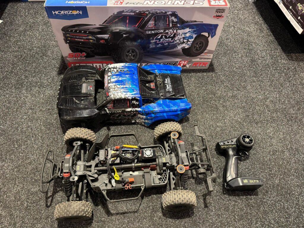 arrma senton 4×4 3s blx brushless short course truck rtr met een blauwe body!