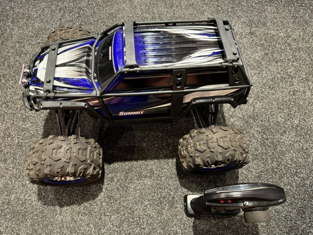 traxxas summit 1/8 crawler monster truck rtr + traxxas 2200kv brushless motor en regelaar + dusty cover + coolingfan echt als nieuw met 1 jaar garantie!