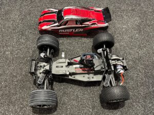 showroom opruiming (helemaal nieuw) – traxxas rustler 2wd chassis met body + motor + ontvanger + servo!