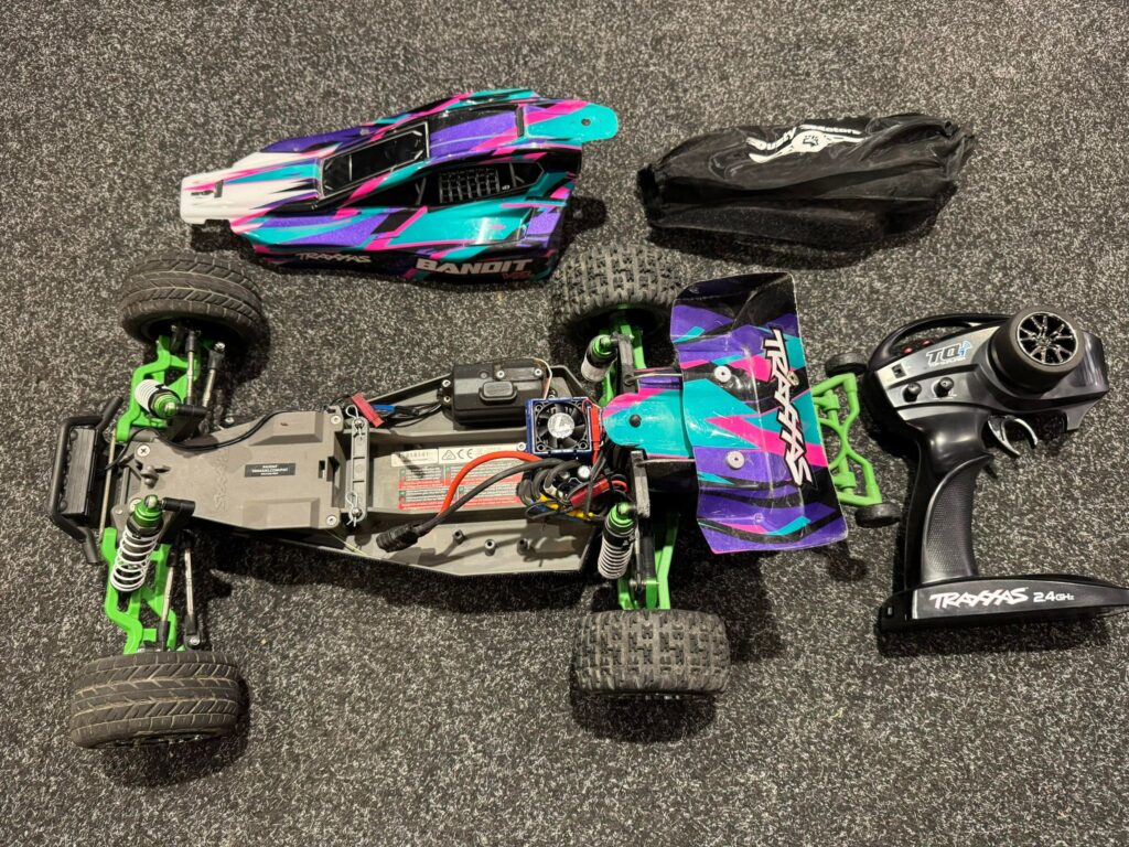 traxxas bandit 2wd vxl brushless buggy rtr + traxxas bluetooth module + dusty cover + traxxas coolingfan + rpm draagarmen + traxxas led set + aluminium onderdelen!