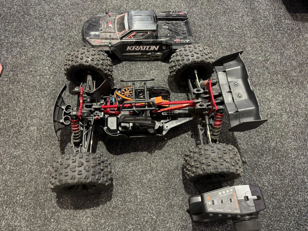 arrma kraton 1/8 exb monster truck rtr + hobbywing 2200kv motor + spektrum 160a 8s regelaar + power hd 20 kg servo + spektrum dx3 met ontvanger!