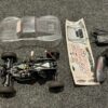 axial short course truck met nieuwe traxxas 1/16 body met stickers compleet met accu, lader en zender