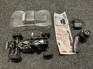 axial short course truck met nieuwe traxxas 1/16 body met stickers compleet met accu, lader en zender