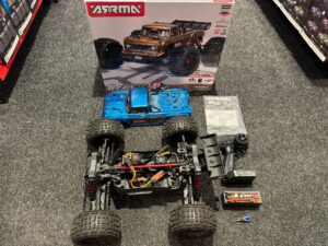 arrma 1/10 outcast 4x4 4s blx stunt truck rtr in de kleur blauw met hpi 5100mah 4s lipo batterij (gebruikt maar in orde)!