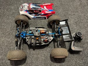 team associated rc8t 4wd wedstrijd truggy + hobbywing 150a regelaar + brushless motor + metalen tandwielen servo + 2e body + veel extra onderdelen