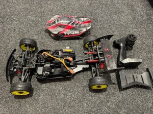 arrma 1/8 typhon 6s blx 4wd buggy (speedmachine) rtr met verschillende exb onderdelen zoals chassis / brace / bumper + grp banden + rocketfan + alza carbon onderdelen