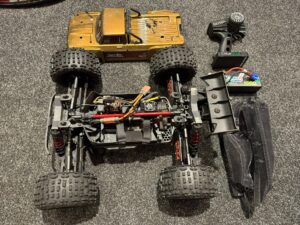 arrma 1/10 outcast 4x4 4s blx stunt truck rtr compleet met gens ace 5500mah 4s batterij en dusty cover (gebruikt)!