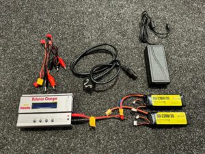 lipo balance charger met voeding en 2x 2200mah 3s lipo batterijen (ideaal voor rc vliegtuigen / rc helikopters) gebruikt!