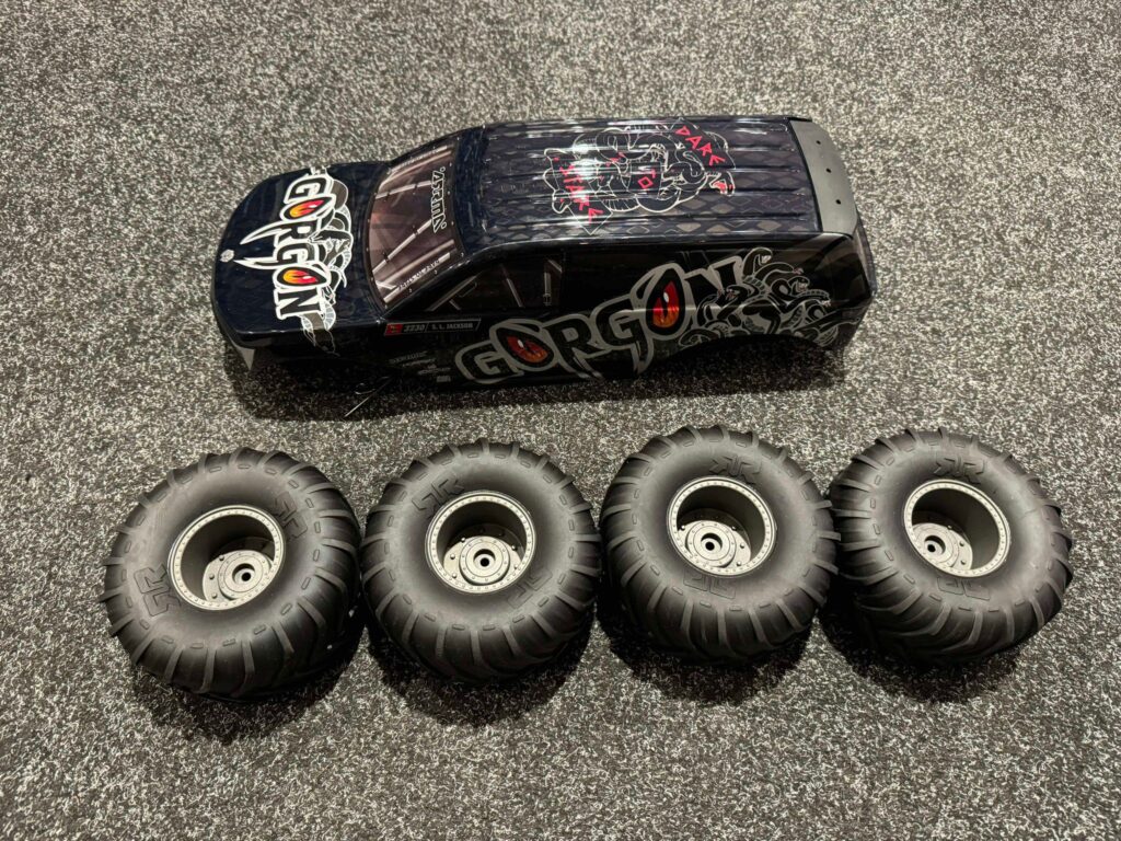 arrma 1/10 gorgon body zwart en 4x gorgon banden helemaal nieuw!