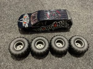 arrma 1/10 gorgon body zwart en 4x gorgon banden helemaal nieuw!