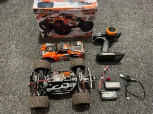 maverick atom 1/18 4wd electric monster truck oranje met 2e batterij (gebruikt)