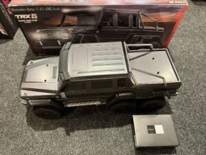 traxxas trx 6 mercedes benz g 63 amg 6×6 rtr grijs + hobbywing axe 3300kv brushless et + power hd 30kg servo (nieuw)!